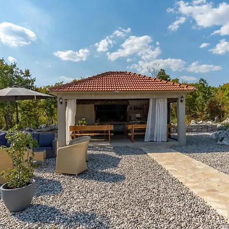 Lugareva: Traditional Retreat With Private Pool And Family-friendly Amenities Villa Makarska