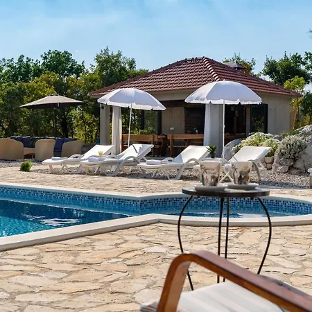 Villa Lugareva: Traditional Retreat With Private Pool And Family-friendly Amenities *
