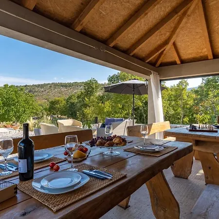 Lugareva: Traditional Retreat With Private Pool And Family-friendly Amenities * Makarska