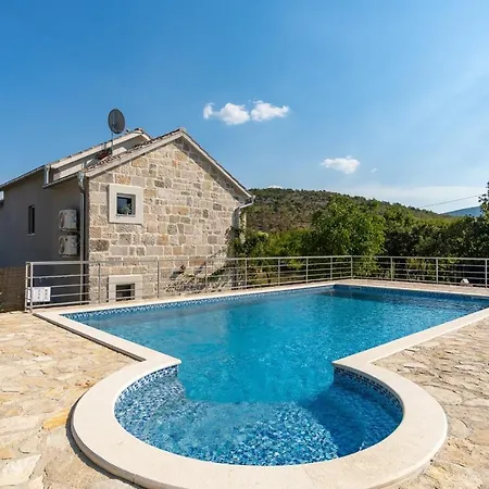 Villa Lugareva: Traditional Retreat With Private Pool And Family-friendly Amenities