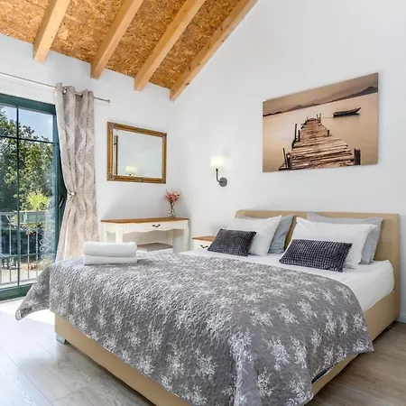Villa Lugareva: Traditional Retreat With Private Pool And Family-friendly Amenities *