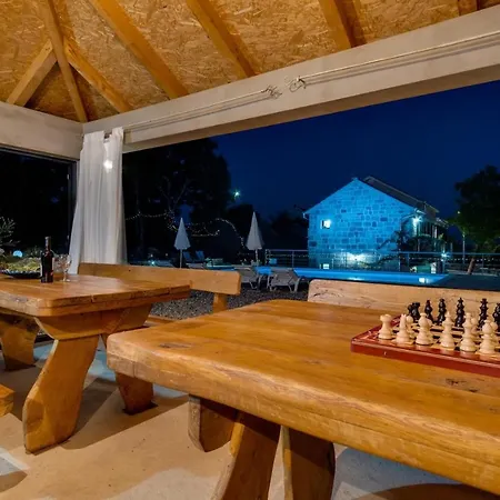 Lugareva: Traditional Retreat With Private Pool And Family-friendly Amenities *