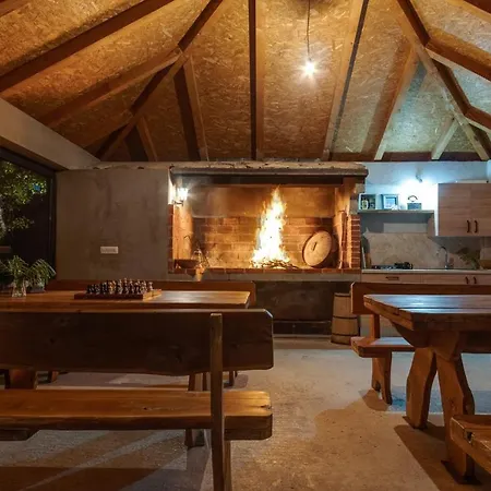Villa Lugareva: Traditional Retreat With Private Pool And Family-friendly Amenities *