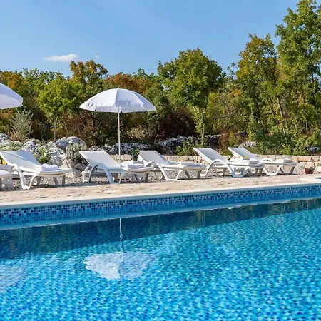 Lugareva: Traditional Retreat With Private Pool And Family-friendly Amenities Villa