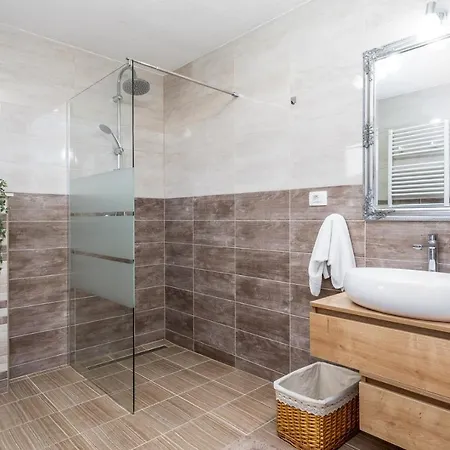 Lugareva: Traditional Retreat With Private Pool And Family-friendly Amenities Makarska