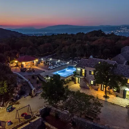 Villa Lugareva: Traditional Retreat With Private Pool And Family-friendly Amenities Makarska