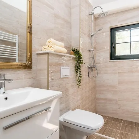 Lugareva: Traditional Retreat With Private Pool And Family-friendly Amenities