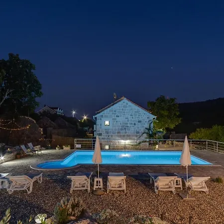 Lugareva: Traditional Retreat With Private Pool And Family-friendly Amenities Villa Makarska