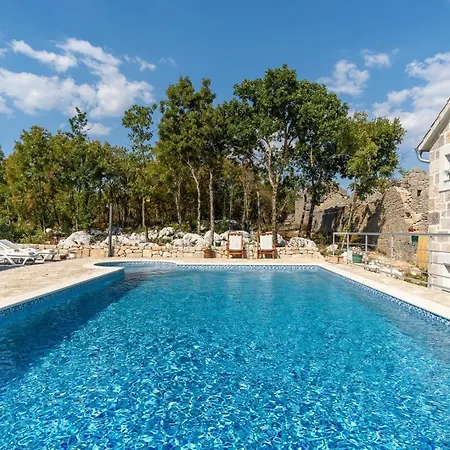 Lugareva: Traditional Retreat With Private Pool And Family-friendly Amenities Villa *