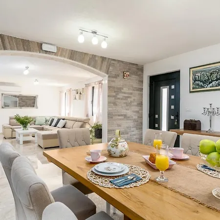 Villa Lugareva: Traditional Retreat With Private Pool And Family-friendly Amenities Makarska