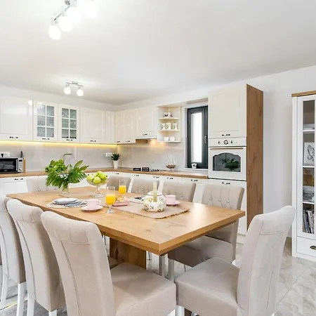 Lugareva: Traditional Retreat With Private Pool And Family-friendly Amenities Villa