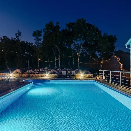 Lugareva: Traditional Retreat With Private Pool And Family-friendly Amenities Makarska